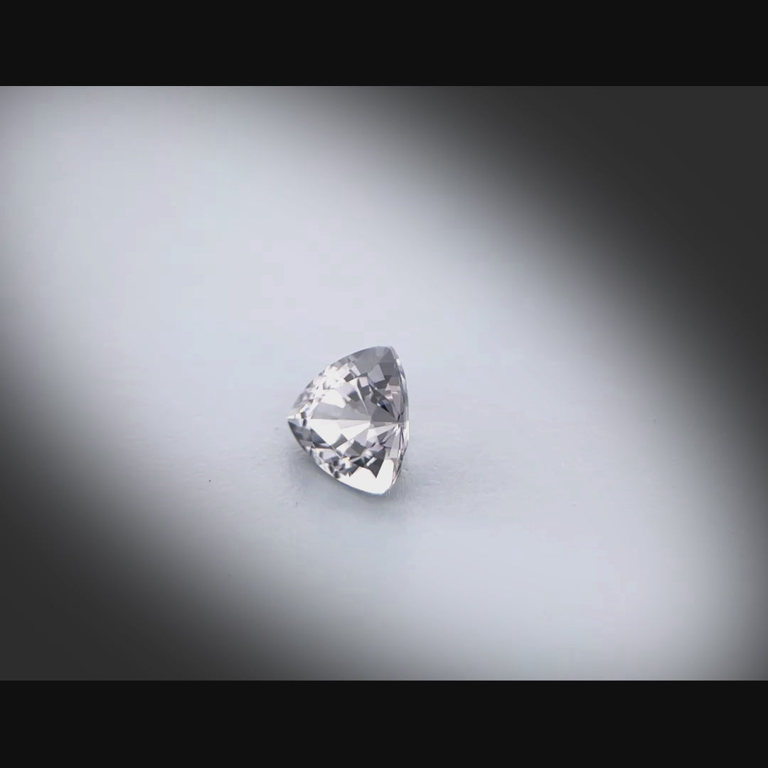 Vidéo d’un spinelle gris naturel trillion facetté de 0.85 ct, originaire du Myanmar, de couleur gris prononcé, tournant à 360 degrés sur fond gris clair