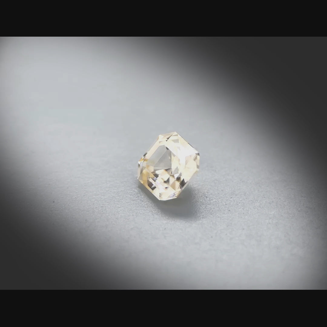 Vidéo d’un zircon coussin carré facetté 1,88ct, couleur brun-jaune très légère, pureté impeccable, origine Tanzanie