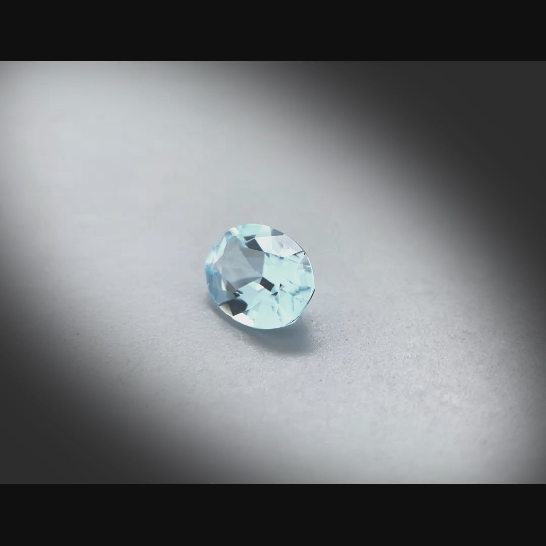 Vidéo d’une topaze bleue ovale facettée 1,73ct, cyan-bleuté très léger, pureté élevée, Brésil