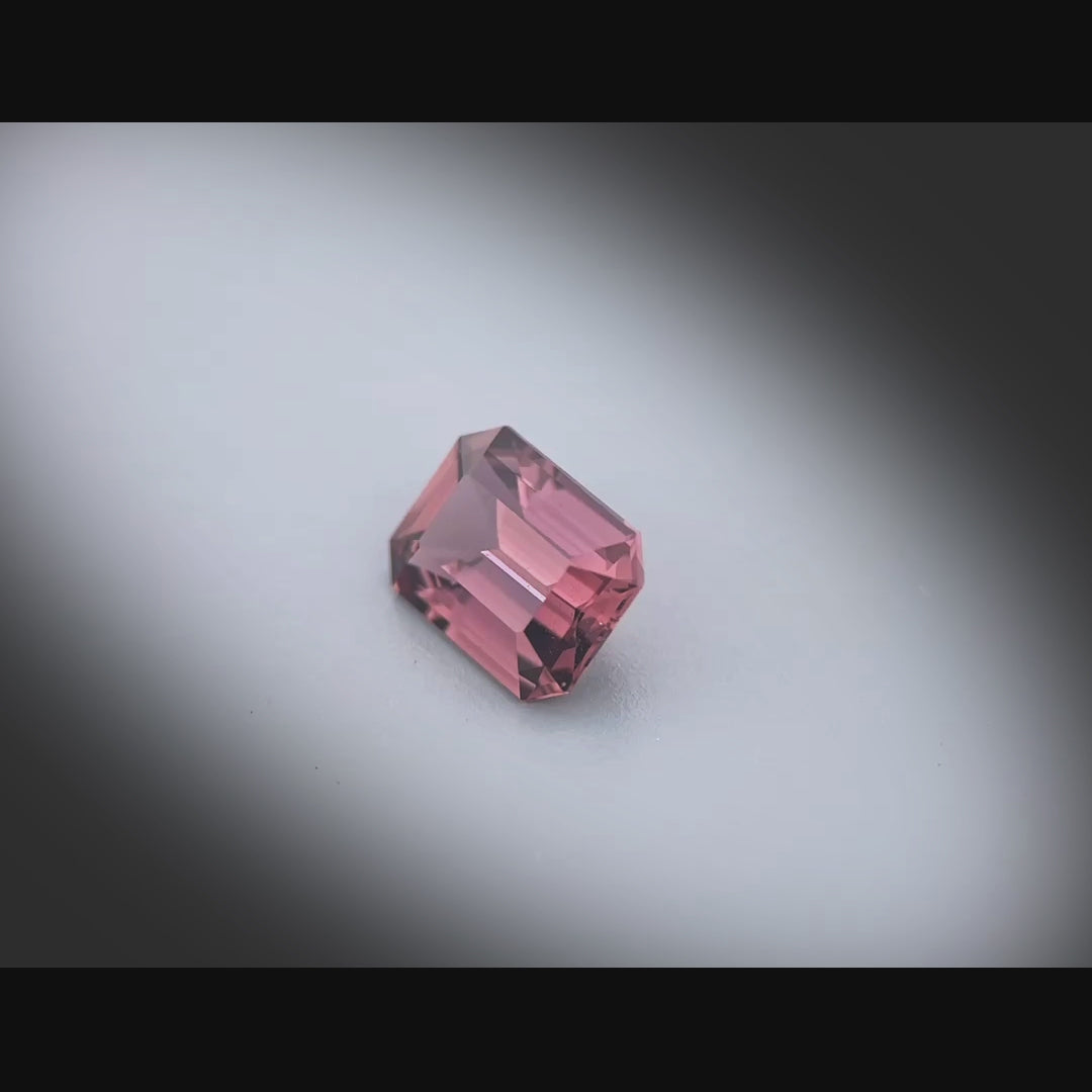 Vidéo d’un saphir brun-rosé rectangle à pans coupés facetté 2,02ct, teinte soutenue, inclusions discrètes, traité par chauffage, Madagascar