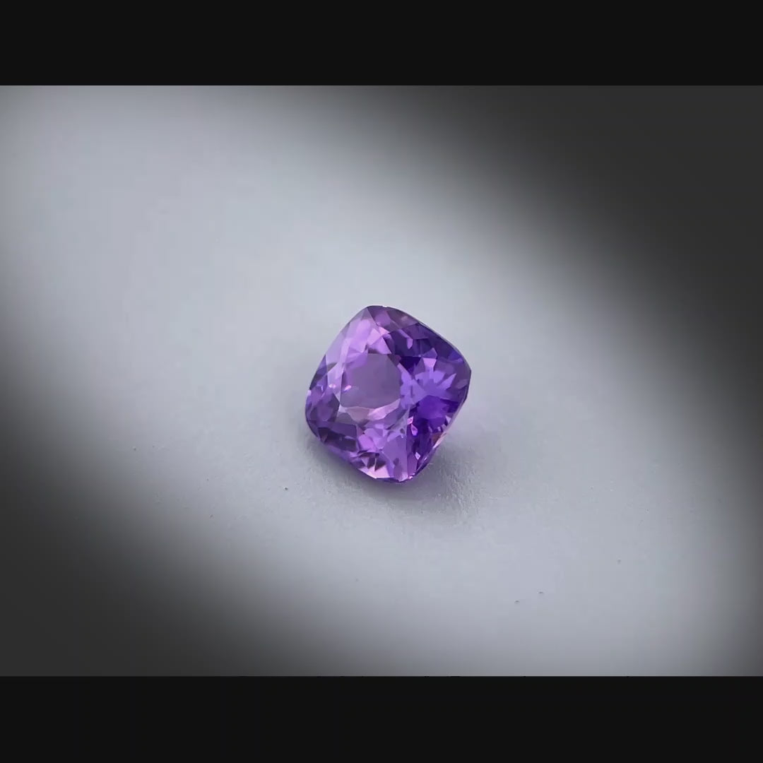 Vidéo d’un saphir violet-rosé profond coussin carré 0.96ct, Sri Lanka, vue sur le facettage