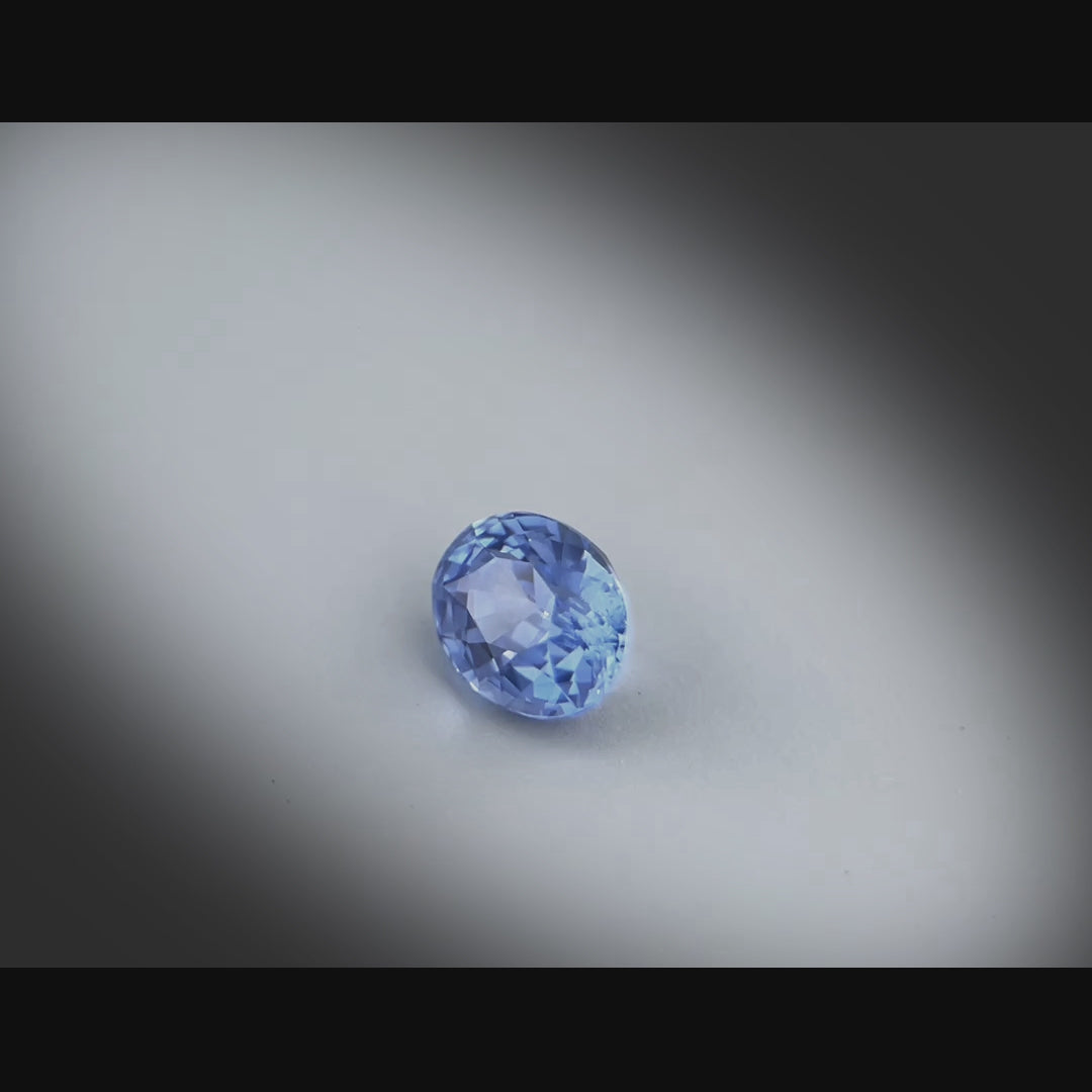 Vidéo d’un saphir bleu ovale facetté 1,32ct, nuances bleu prononcé, non traité, origine Sri Lanka