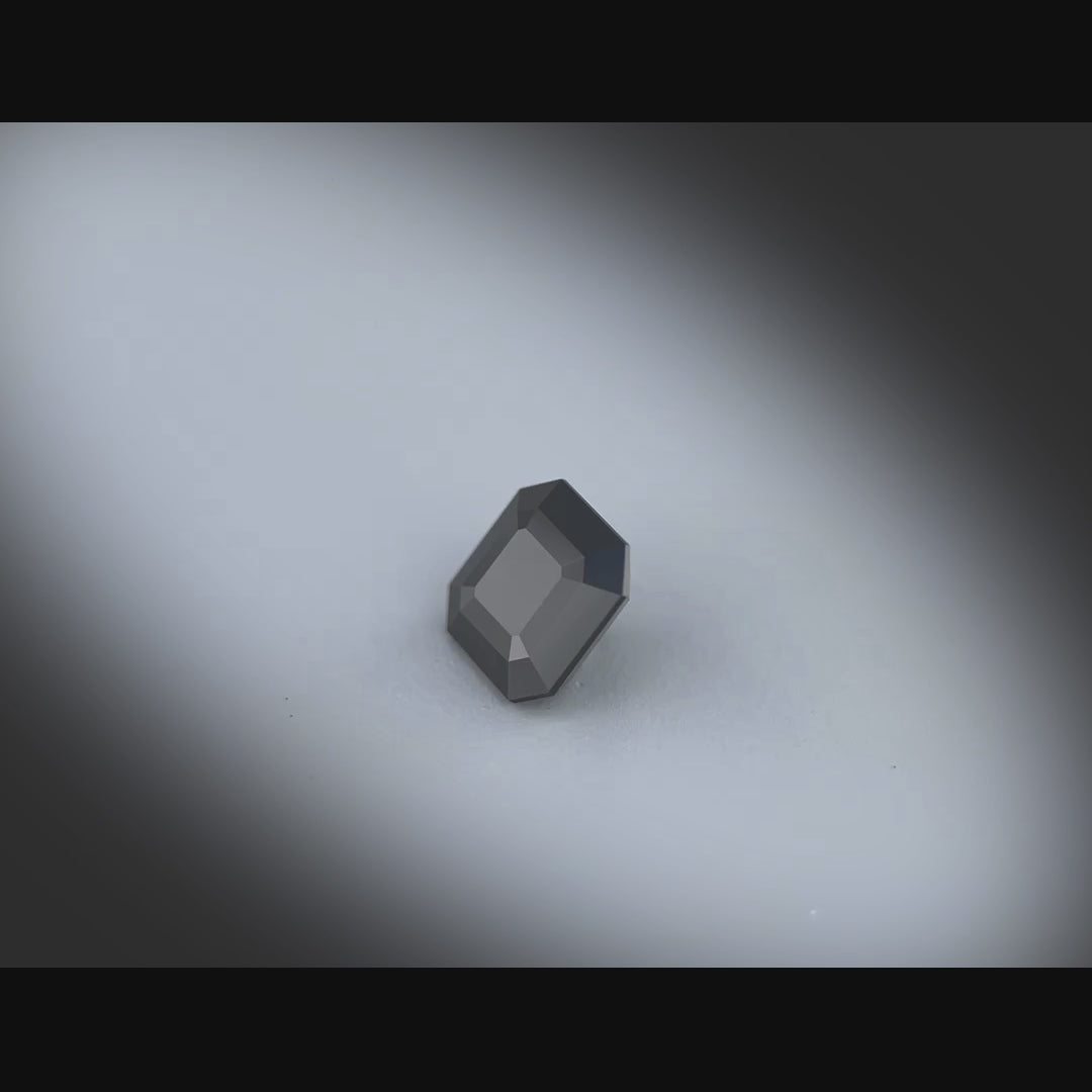 Vidéo d’un spinelle noir carré facetté 1,59ct, pureté sans inclusion à l’œil nu, provenance Thaïlande