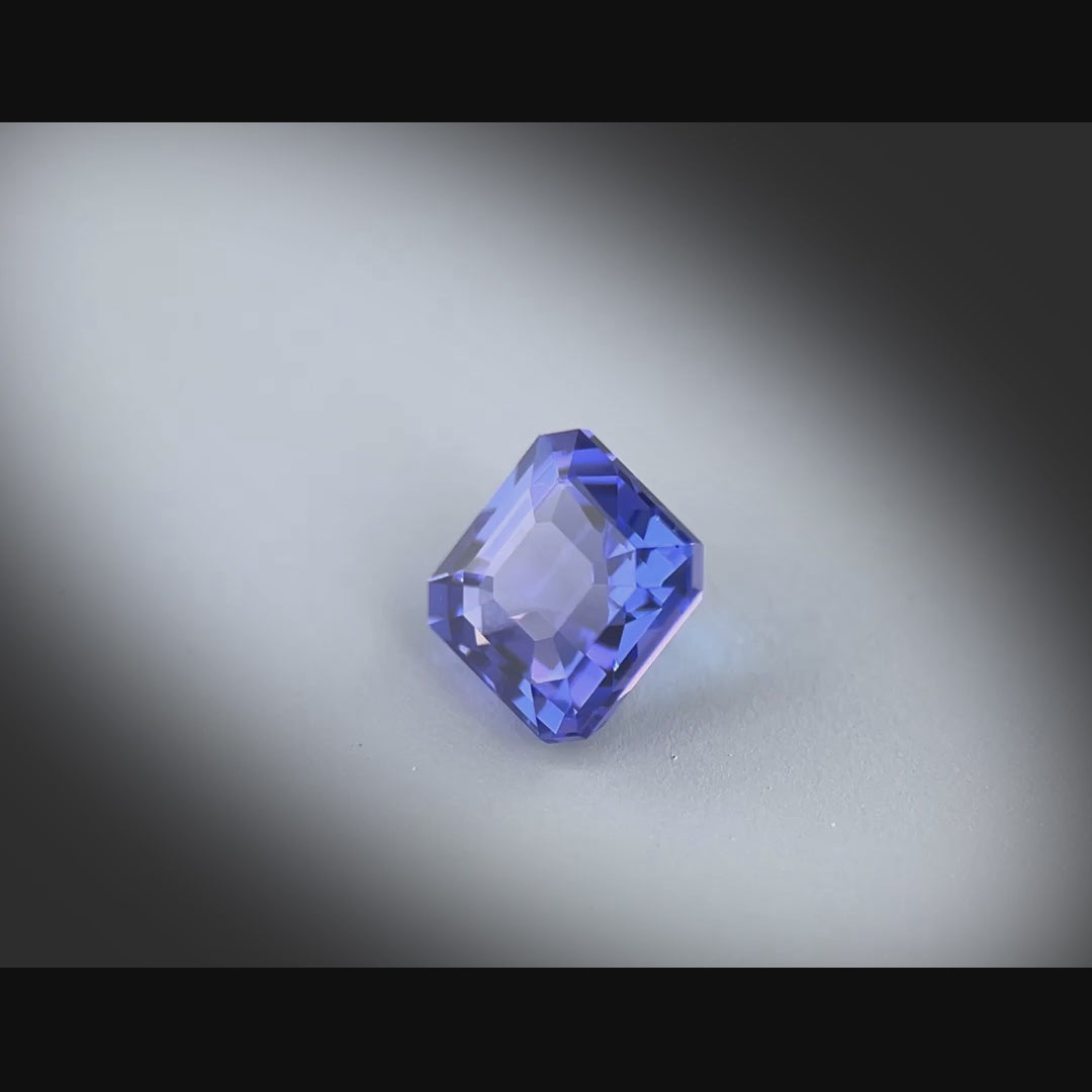 Vidéo d’une tanzanite carré à pans coupés 1,35ct, facettée, reflets bleu-violet, origine Tanzanie