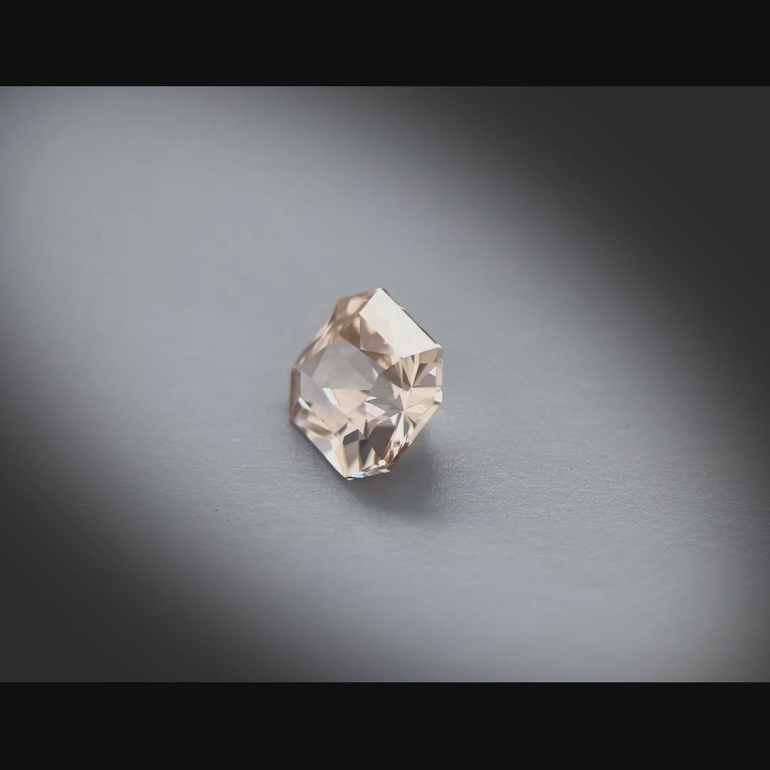 Vidéo d’un zircon rectangle à pans coupés facetté 3,43ct, teinte brun-jaune très légère, pureté remarquable, origine Tanzanie