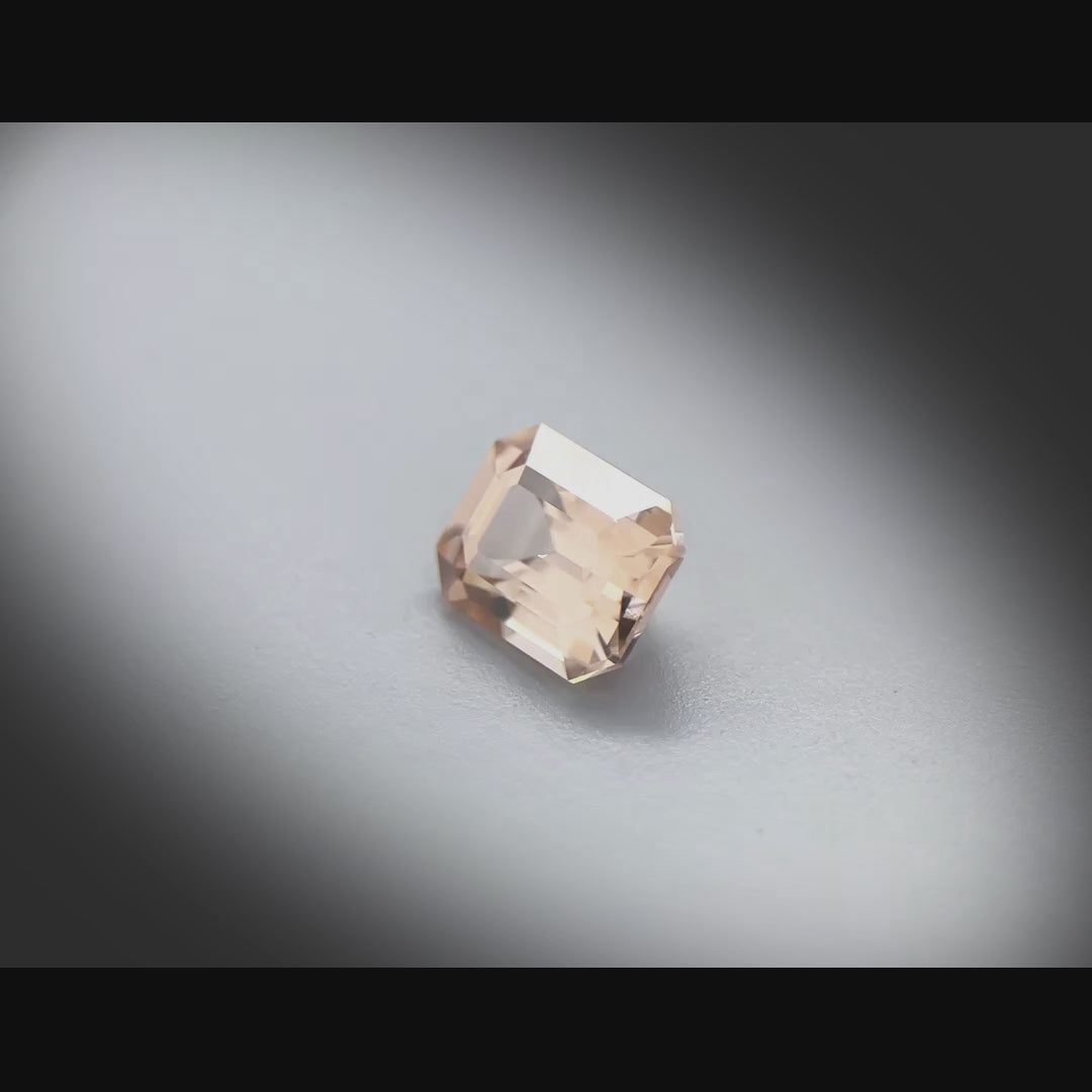Vidéo d’un zircon rectangle à pans coupés facetté 3,42ct, teinte brun-jaune légère, pureté remarquable, origine Tanzanie