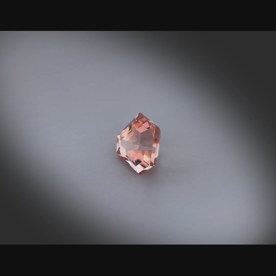 Vidéo d’une tourmaline bicolore de 1,98ct, facettée, taille abstraite, reflets contrastés République Démocratique du Congo
