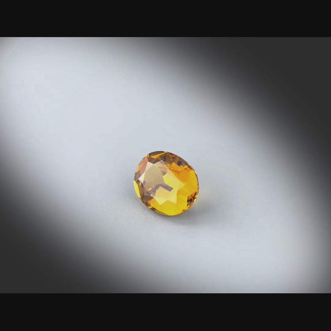 Vidéo d’un grenat jaune ovale facetté 1,53ct, couleur jaune-brun soutenu, pureté parfaite, Mali