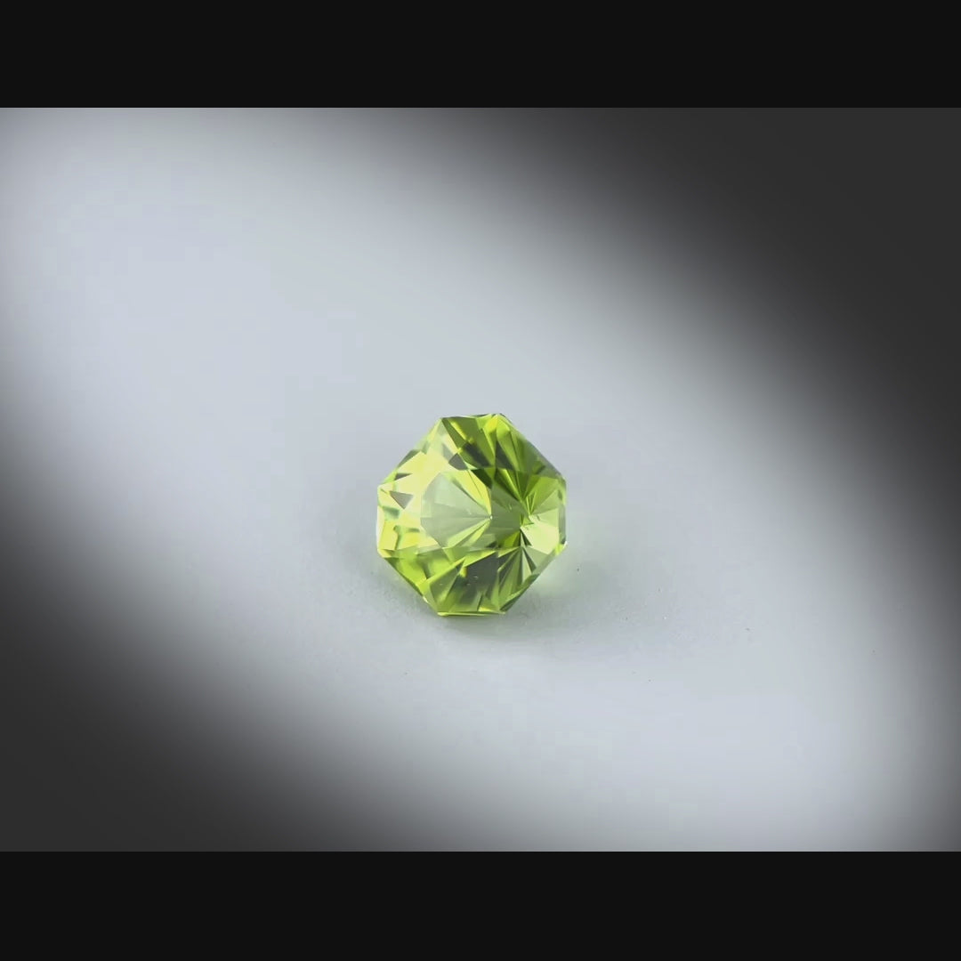 Vidéo du péridot naturel à pans coupés 1.28ct, origine Myanmar, couleur vert-jaune prononcé