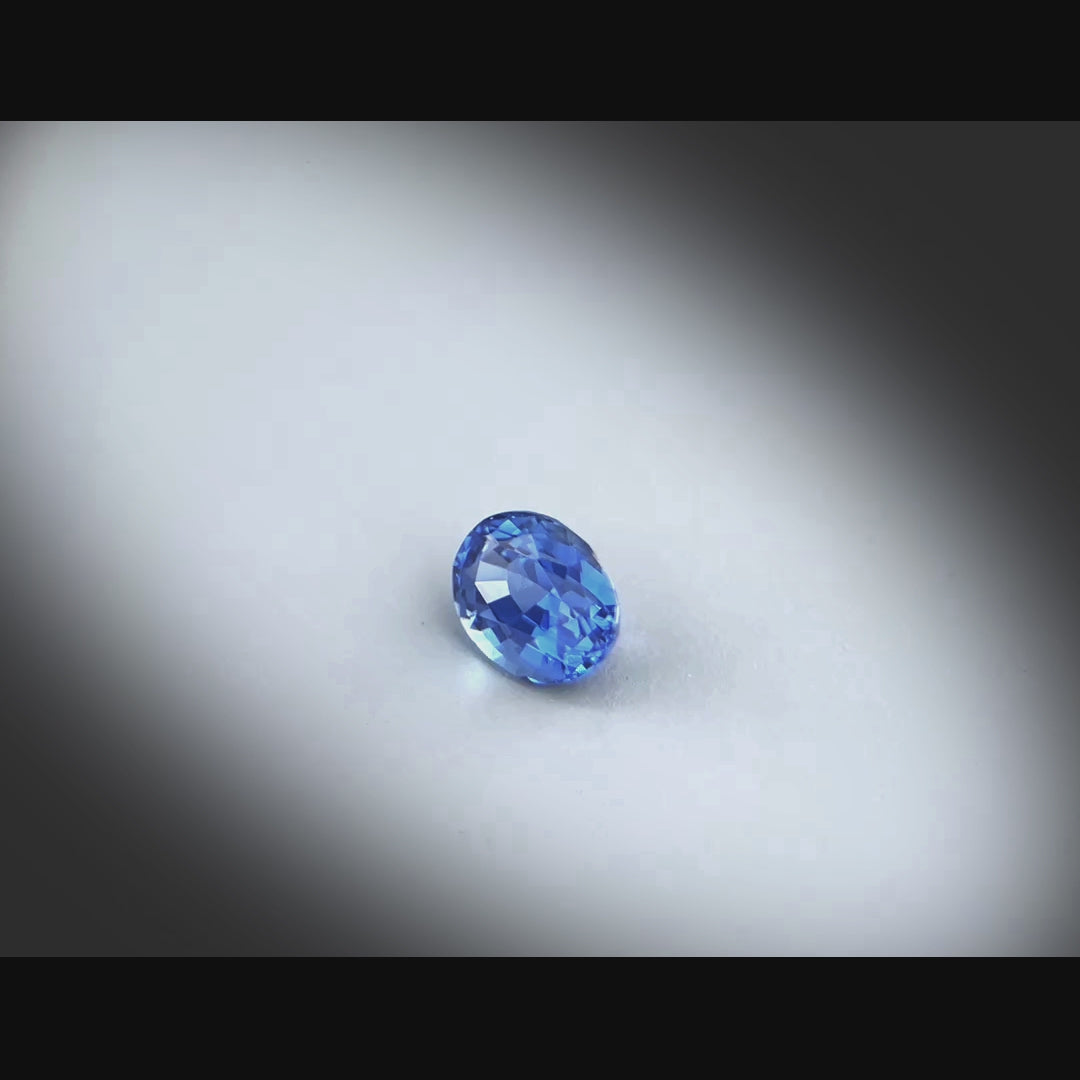 Vidéo d’un saphir bleu ovale facetté 0,92ct, nuances bleues intenses, origine Sri Lanka
