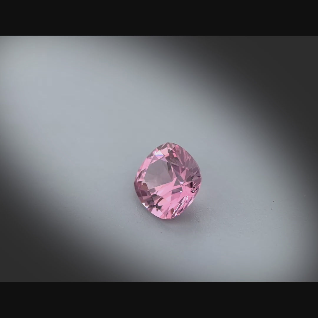 Vidéo d’un spinelle rose-violet naturel coussin rectangle 0,99ct, facettage éclatant, Vietnam