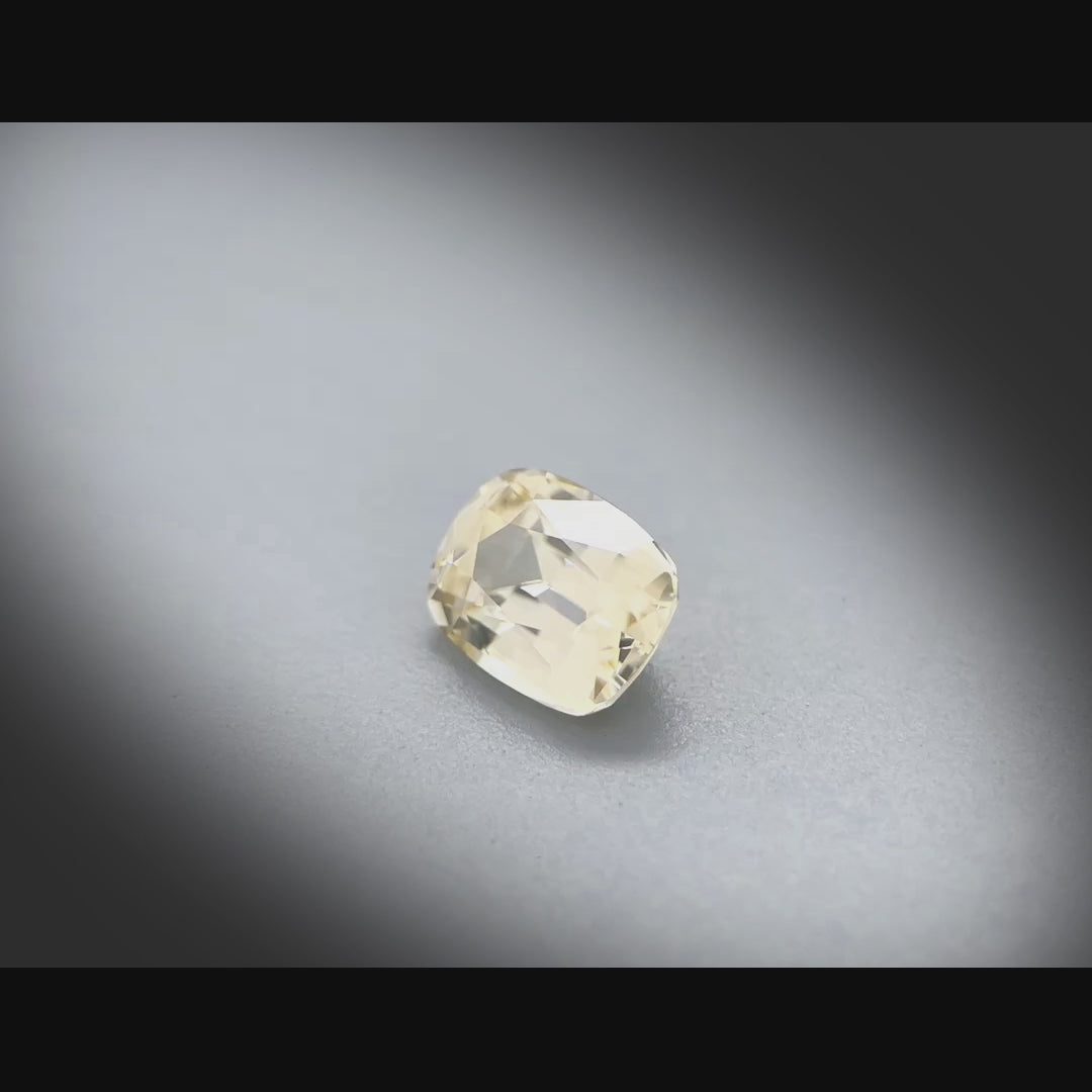 Vidéo d’un zircon jaune coussin rectangle facetté 2,37ct, teinte jaune très légère, pureté sans inclusion, Sri Lanka