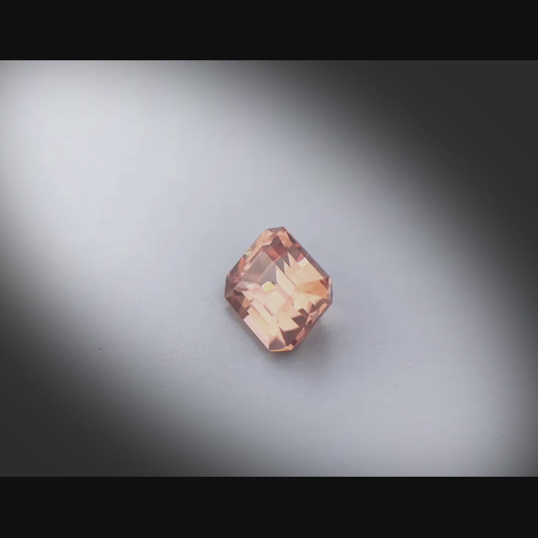 Vidéo d’un zircon rectangle à pans coupés 2,93ct, teinte brun-orangé prononcée, pureté parfaite, origine Tanzanie