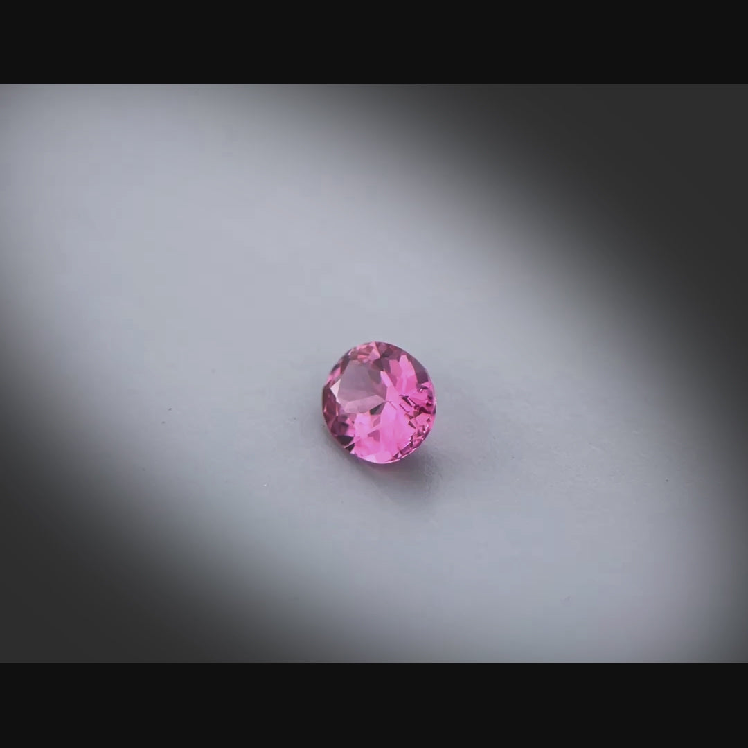 Vidéo d’un spinelle rose naturel ovale de 0.64 ct, originaire de Tanzanie, de couleur rose soutenu, tournant à 360 degrés sur fond gris clair