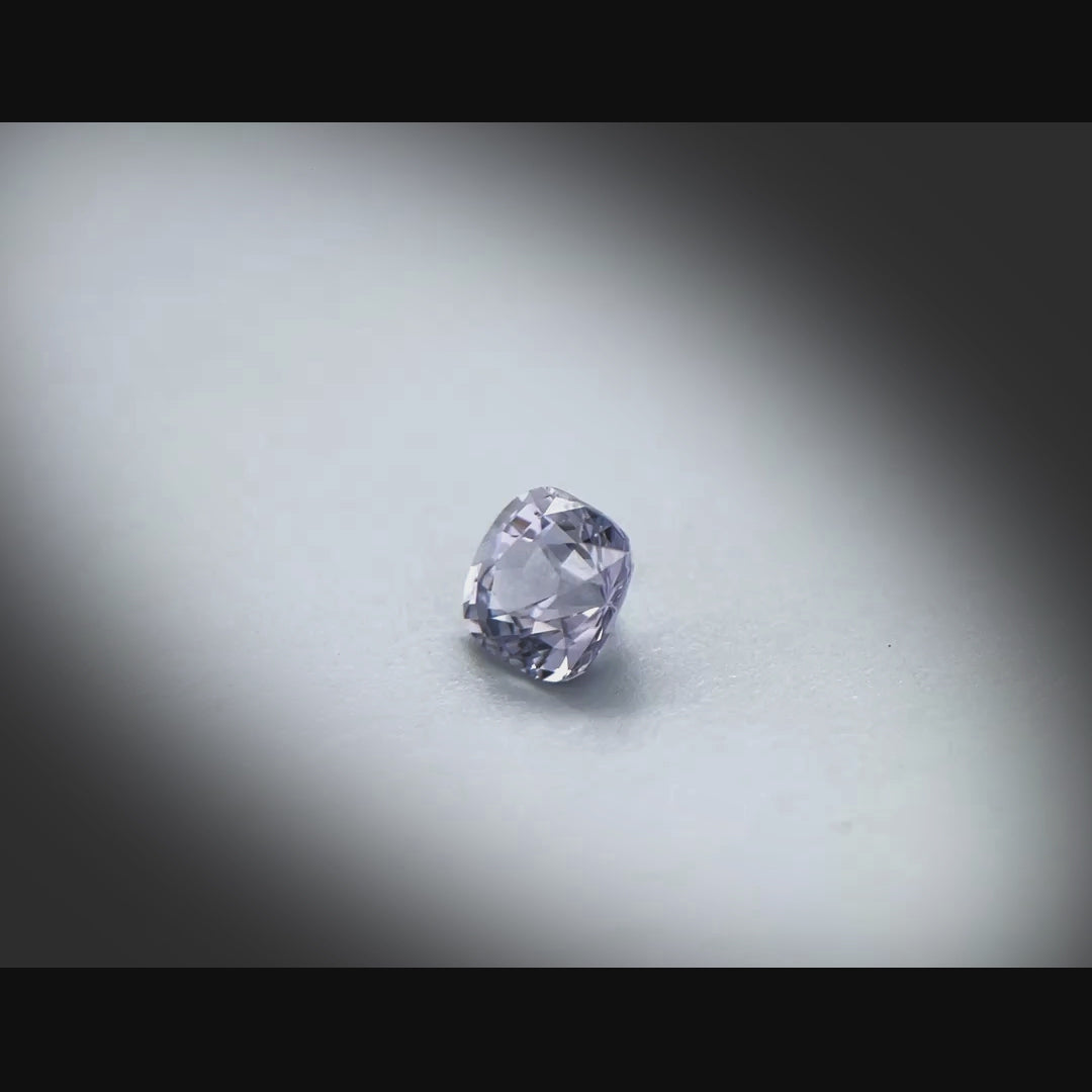Vidéo d’un spinelle gris coussin carré facetté 1,02ct, couleur gris-violet léger, non traité, origine Myanmar