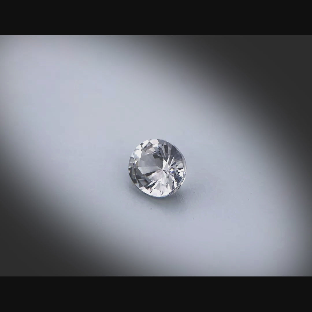 Vidéo d’un spinelle gris naturel ovale facetté de 0.90 ct, originaire du Myanmar, de couleur gris prononcé, tournant à 360 degrés sur fond gris clair