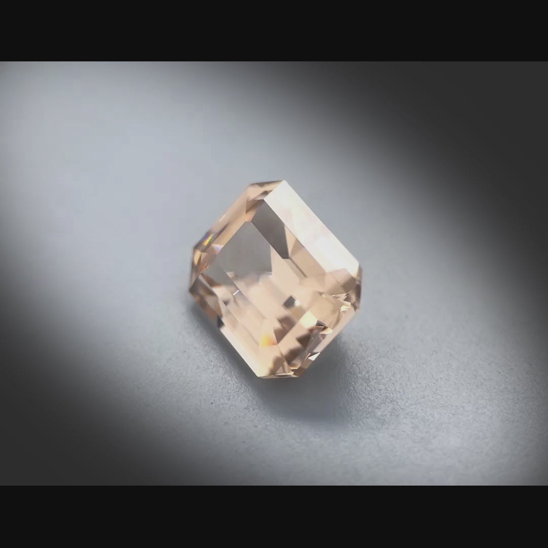 Vidéo d’un zircon rectangle à pans coupés facetté 10,09ct, teinte brun léger, clarté remarquable, provenance Tanzanie