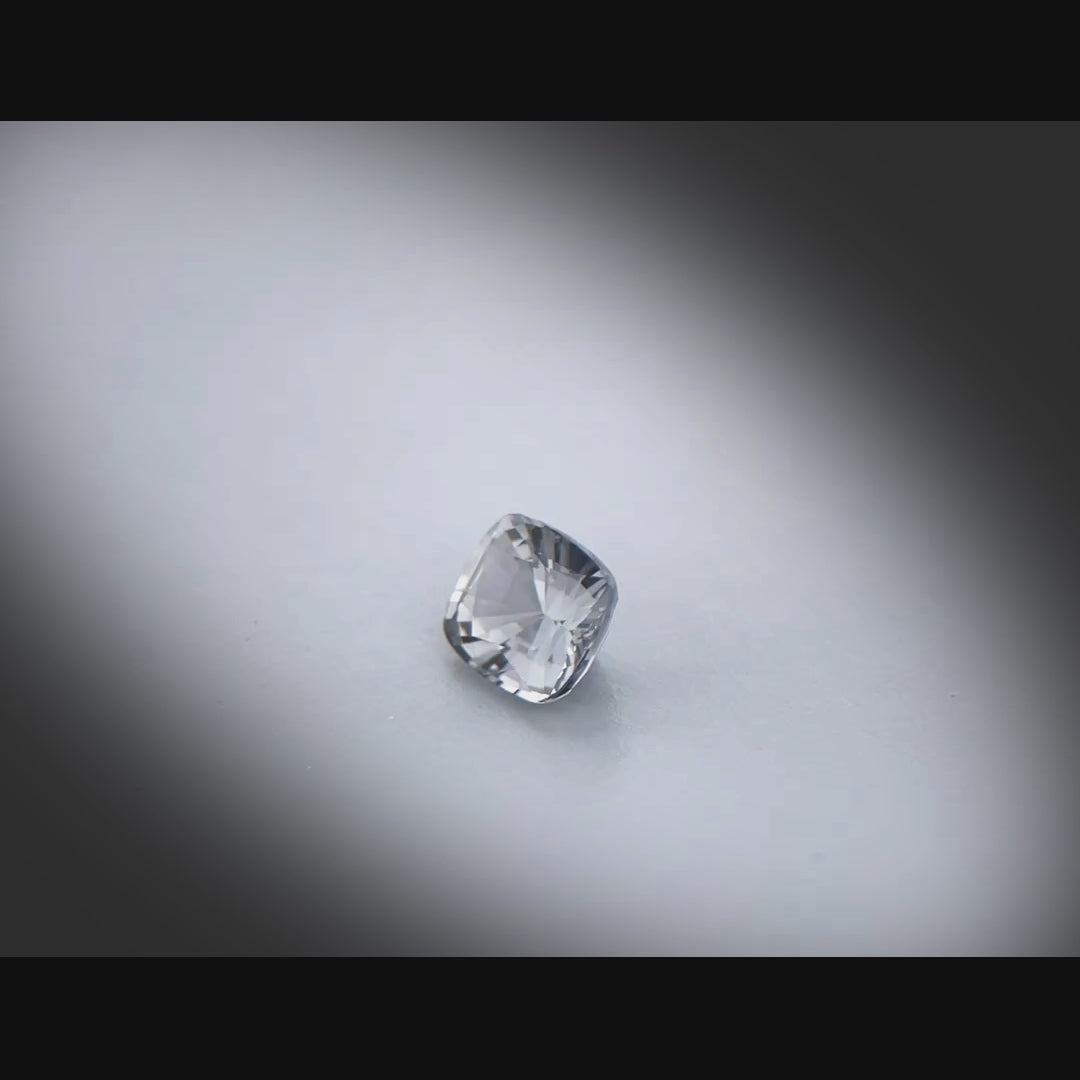 Vidéo d’un spinelle gris naturel coussin facetté de 0.73 ct, originaire du Myanmar, de couleur gris prononcé, tournant à 360 degrés sur fond gris clair
