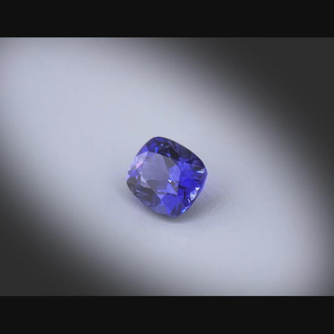 Vidéo d’un saphir bleu-violet naturel non chauffé coussin rectangle de 0.85ct, originaire du Sri Lanka, tournant à 360 degrés sur un fond gris clair