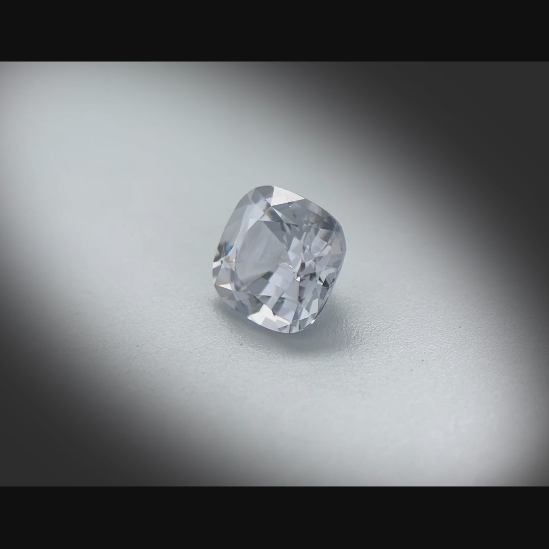 Vidéo d’un spinelle coussin carré facetté 2,03ct, teinte Silver Grey, pureté élevée, provenance Mozambique