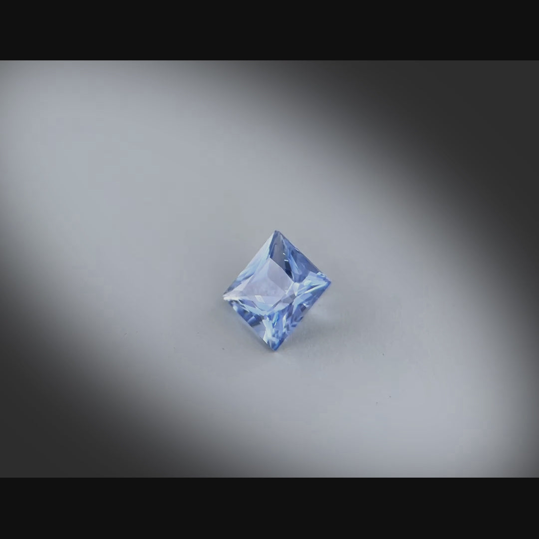 Vidéo d’un saphir bleu carré facetté 0,78ct, bleu prononcé, traitement chauffé, origine Sri Lanka