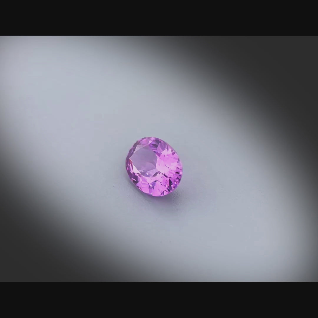 Vidéo d’un saphir ovale violet-rosé facetté 1,21ct, teinte soutenue, pureté légèrement incluse, origine Sri Lanka