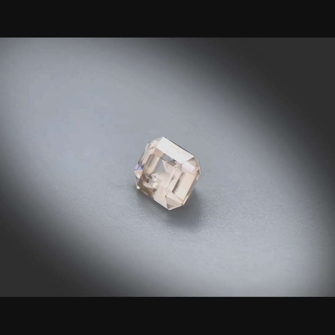 Vidéo d’un zircon rectangle à pans coupés facetté 3,16ct, nuance brun-jaune très légère, pureté élevée, origine Tanzanie