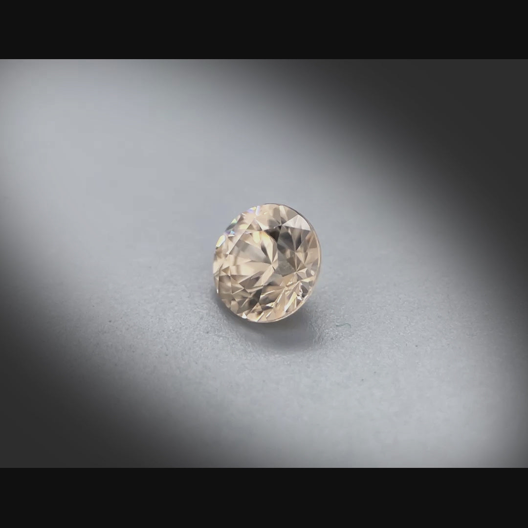 Vidéo d’un zircon brun léger rond facetté 1,80ct, pureté élevée, origine Tanzanie