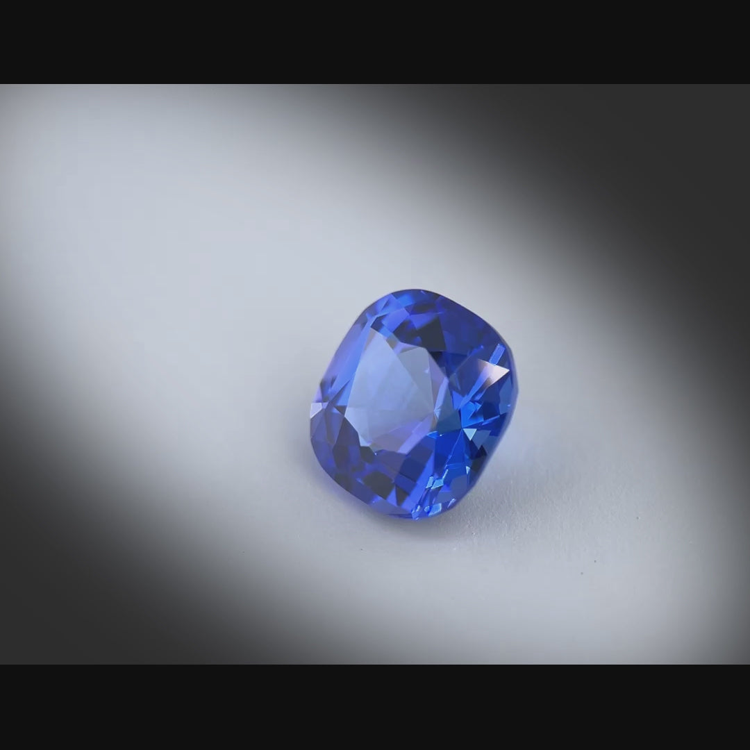 Vidéo d’une tanzanite naturelle coussin carré 3,71ct, facettage éclatant, teinte bleu intense, Tanzanie