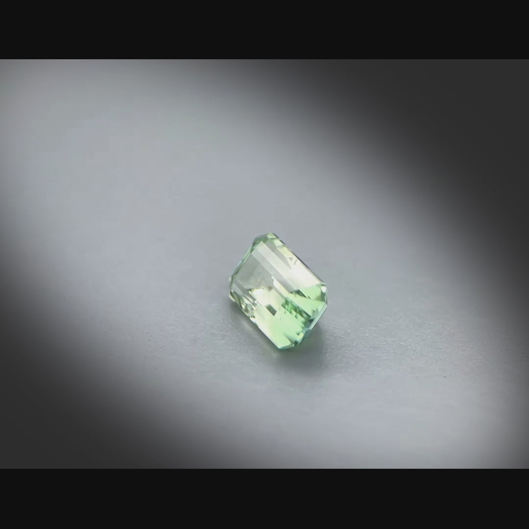 Vidéo d’une tourmaline bicolore rectangle à pans coupés facettée 1,63ct, teinte bicolore léger, non traitée, origine Congo