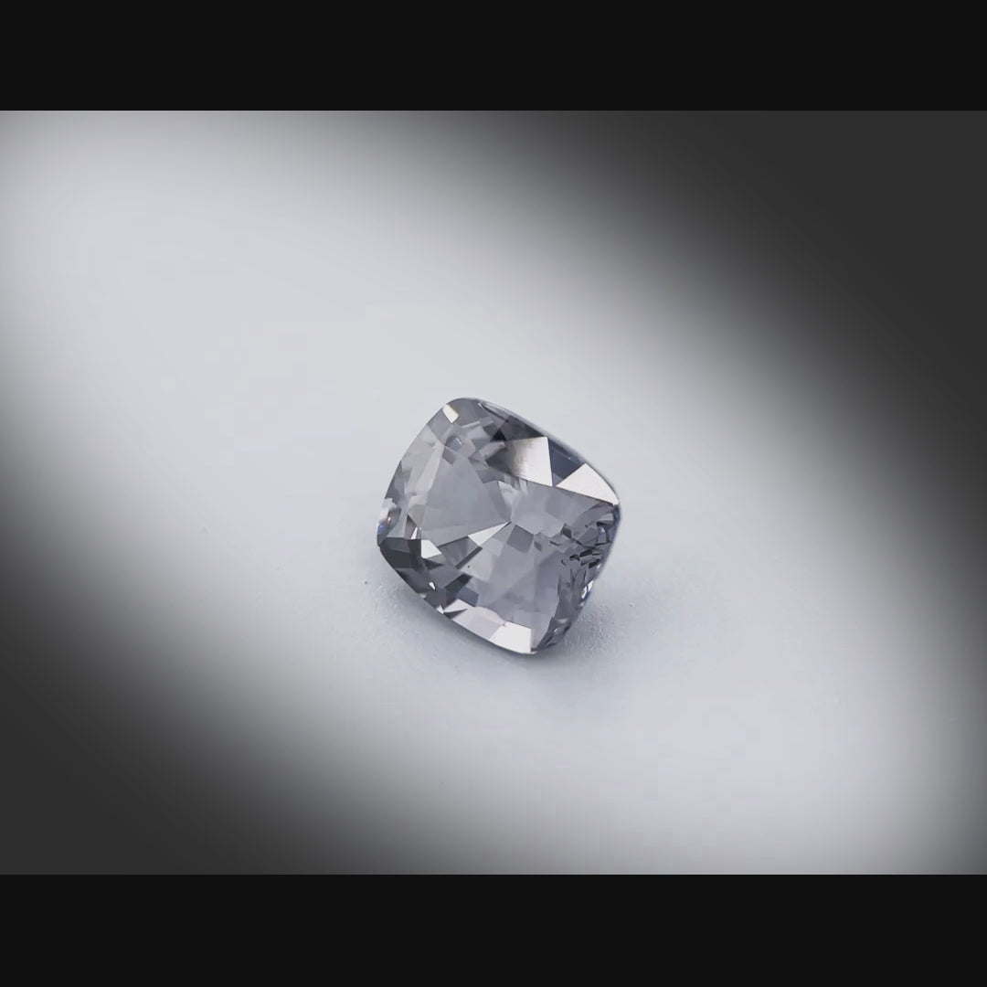 Vidéo d’un spinelle naturel coussin rectangle de 2.02 ct, originaire du Myanmar, de couleur gris soutenu, tournant à 360 degrés sur un fond gris clair
