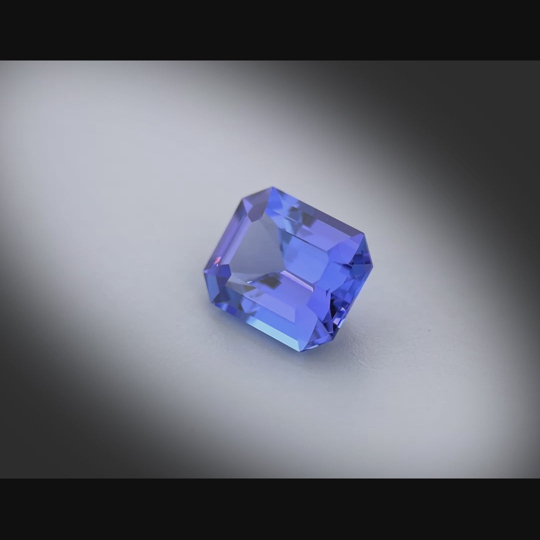 Vidéo d’une tanzanite rectangle à pans coupés 3,43ct, facettage éclatant, nuances violet-bleuté.