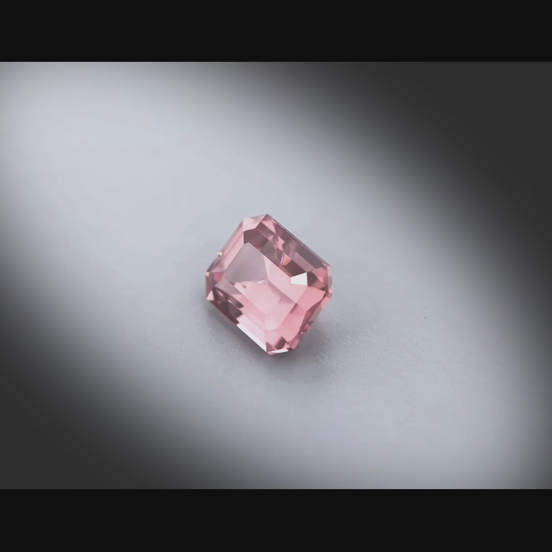 Vidéo d’un zircon rose rectangle facetté 3,05ct, couleur rose-brun soutenu, pureté élevée, origine Tanzanie