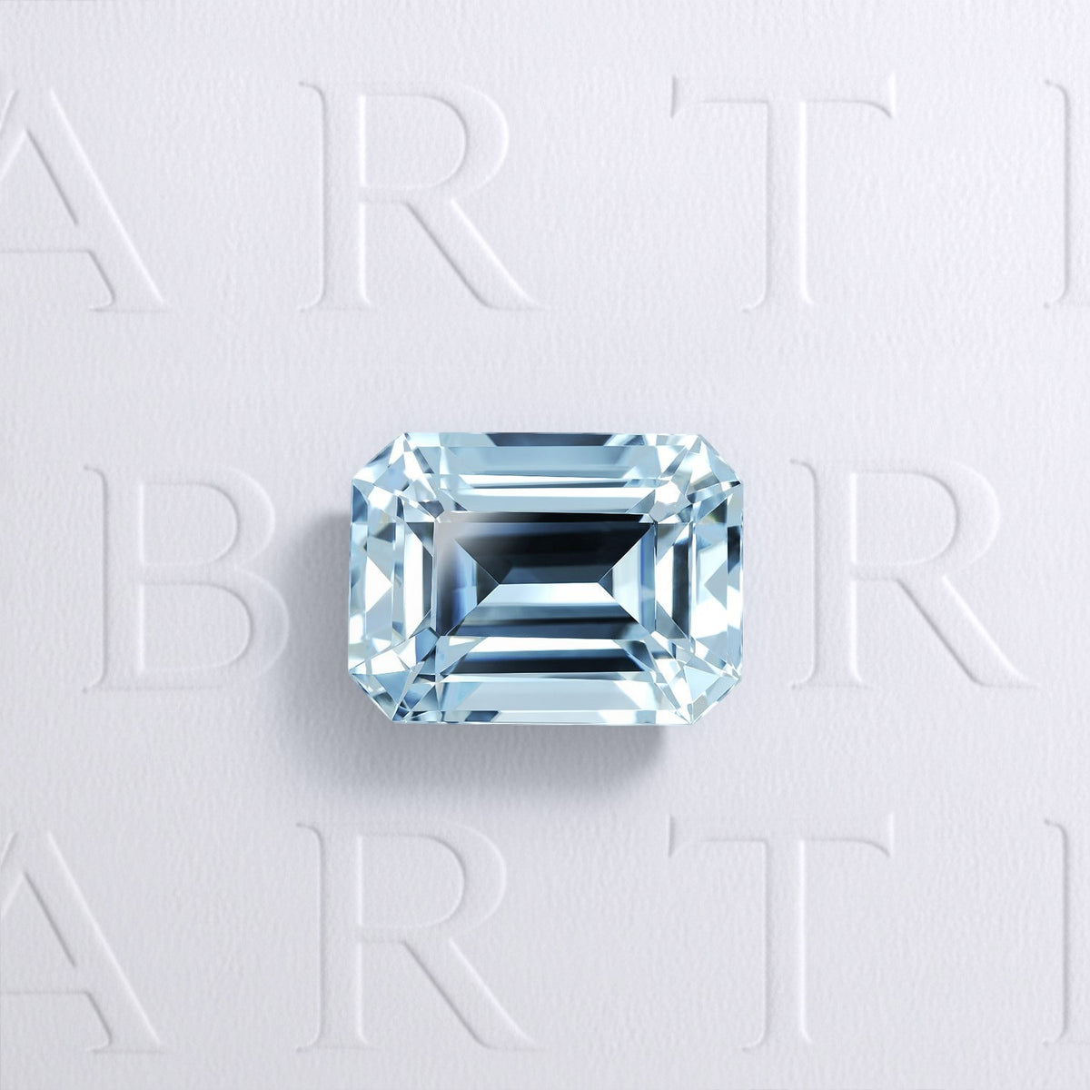 Aigue-marine naturelle rectangle à pans coupés facettée de 1.47 carat, de couleur cyan bleuté léger et sans inclusion visible à l'œil nu. Aucun traitement, provenance: Maagascar