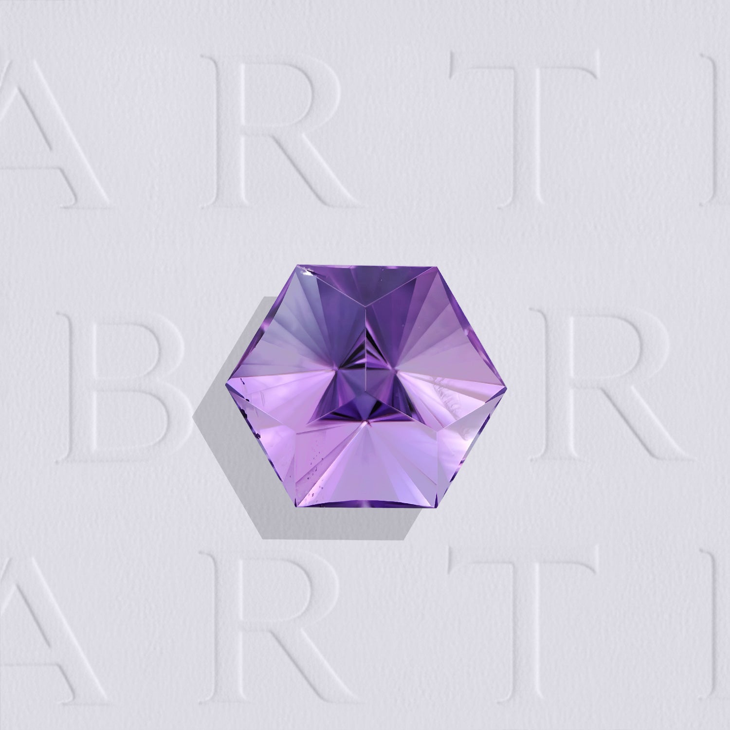Améthyste naturelle facettée de forme abstraite originale et unique de 2.60 carats, originaire du Brésil, de couleur violet-rosé prononcé et légèrement incluse.