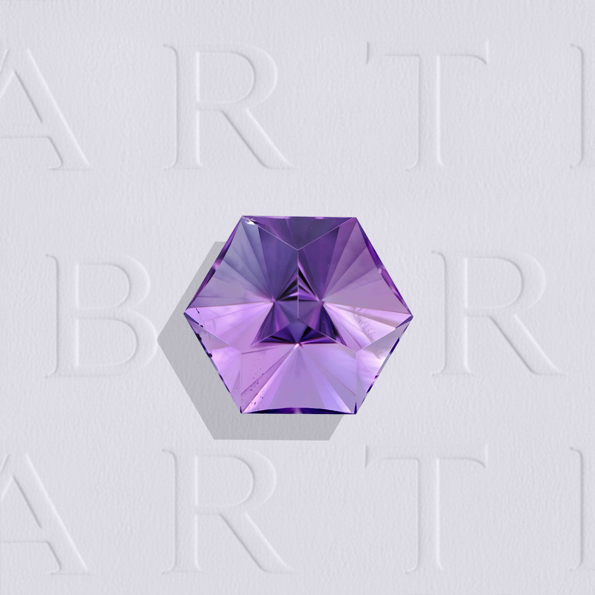 Améthyste naturelle facettée de forme abstraite originale et unique de 2.60 carats, originaire du Brésil, de couleur violet-rosé prononcé et légèrement incluse.