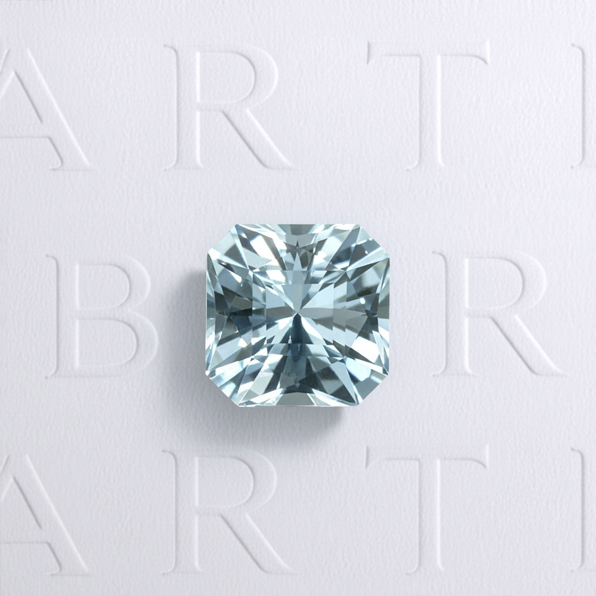 Aigue Marine naturelle de 1.11 carat, bleu cyan très léger, facettée en carré à pans coupés, origine Madagascar