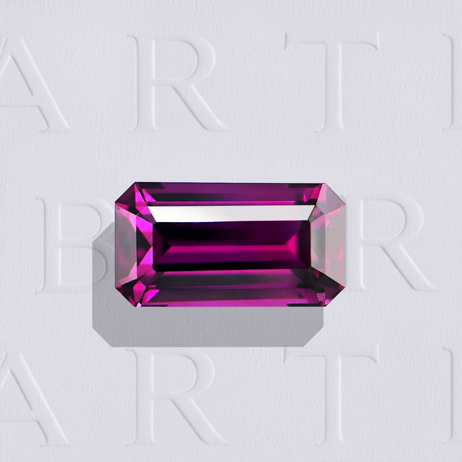 Grenat Rhodolite naturel rectangle à pans coupés facetté de 5.18 carats, originaire de Tanzanie, de couleur violette rosée profonde, sans inclusion visible à l'œil nu et non traité.