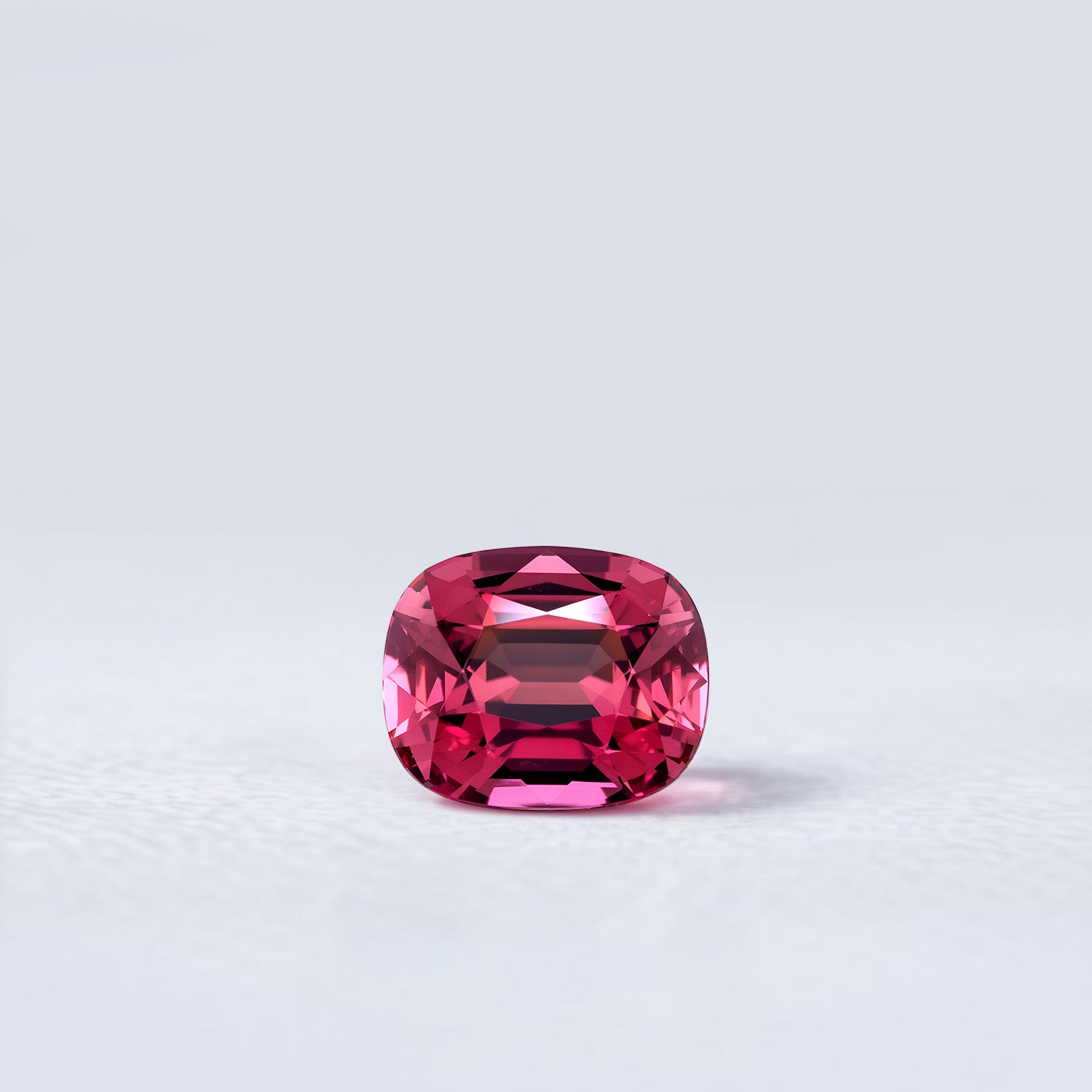 Grenat Rhodolite coussin rectangle facetté 1,90ct, rouge rosé soutenu, aucune inclusion visible, provenance Tanzanie