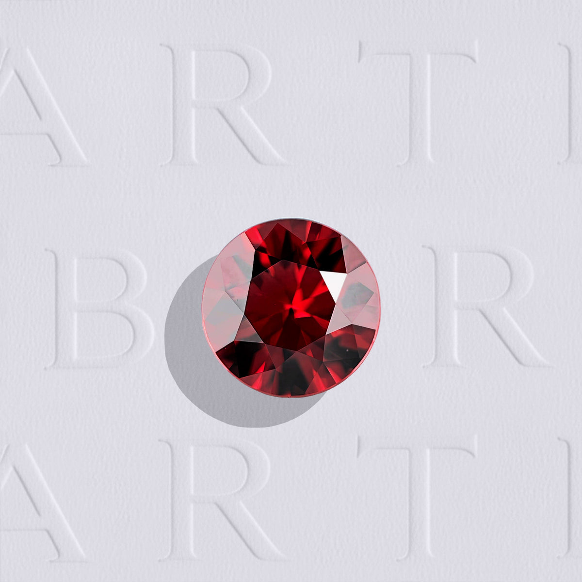 Grenat Rouge naturel rond facetté de 1.12 carat, originaire de Madagascar, de couleur rouge profond, légèrement inclus. Aucun traitement.