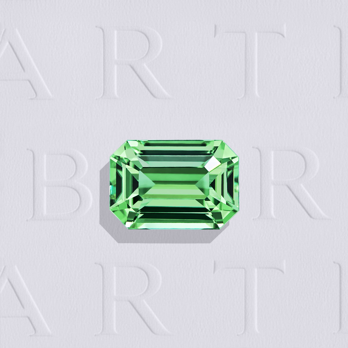 Grenat Tsavorite naturel rectangle à pans coupés facetté de 1.01 carat, originaire de Merelani en Tanzanie, de couleur vert prononcé, sans inclusion visible à l’œil nu. Aucun traitement.