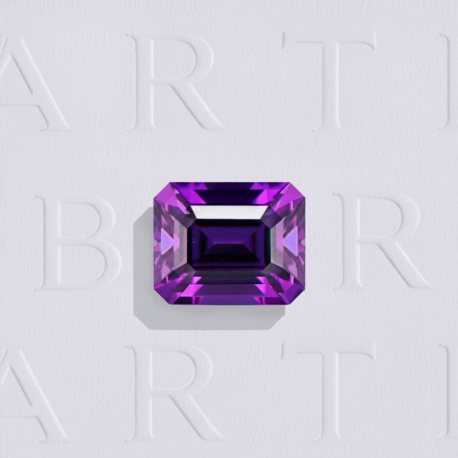 Grenat violet naturel rectangle à pans coupés facetté de 1.07 carat, de couleur violet intense et sans inclusion visible à l'œil nu. Aucun traitement, origine Mozambique.