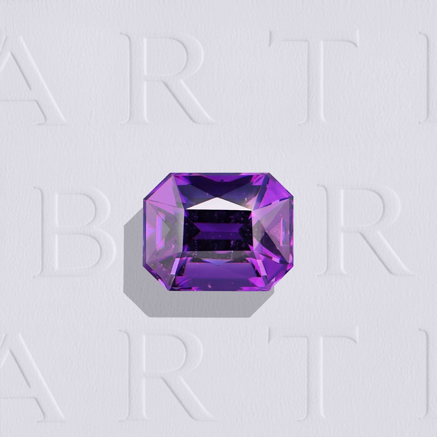 Grenat violet naturel rectangle à pans coupés facetté de 1.41 carat, originaire du Mozambique, de couleur violet intense. Inclusions visibles mais discrètes. Aucun traitement.