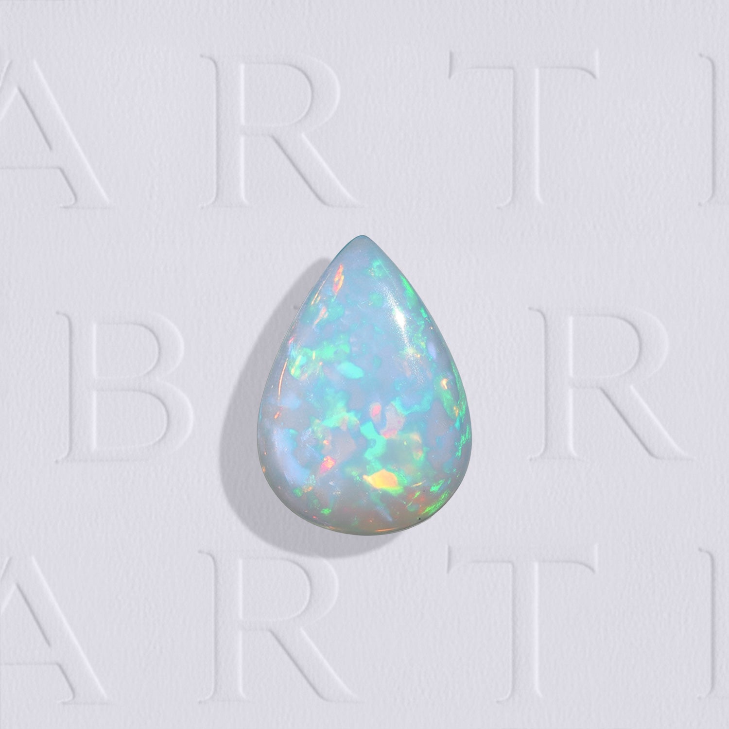 Opale naturelle, taille cabochon, forme poire, 2.51ct, feux multicolores, aucun traitement, origine Ethiopie