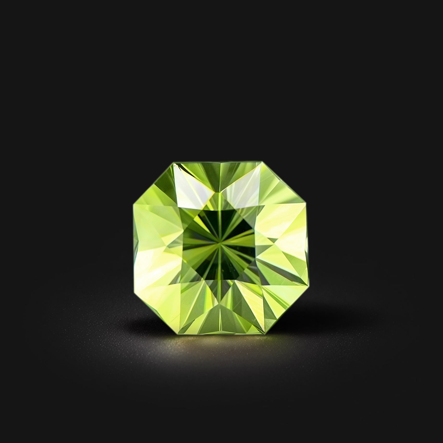 Péridot carré à pans coupés 1.28 carat du Myanmar, couleur vert-jaune prononcé, facetté