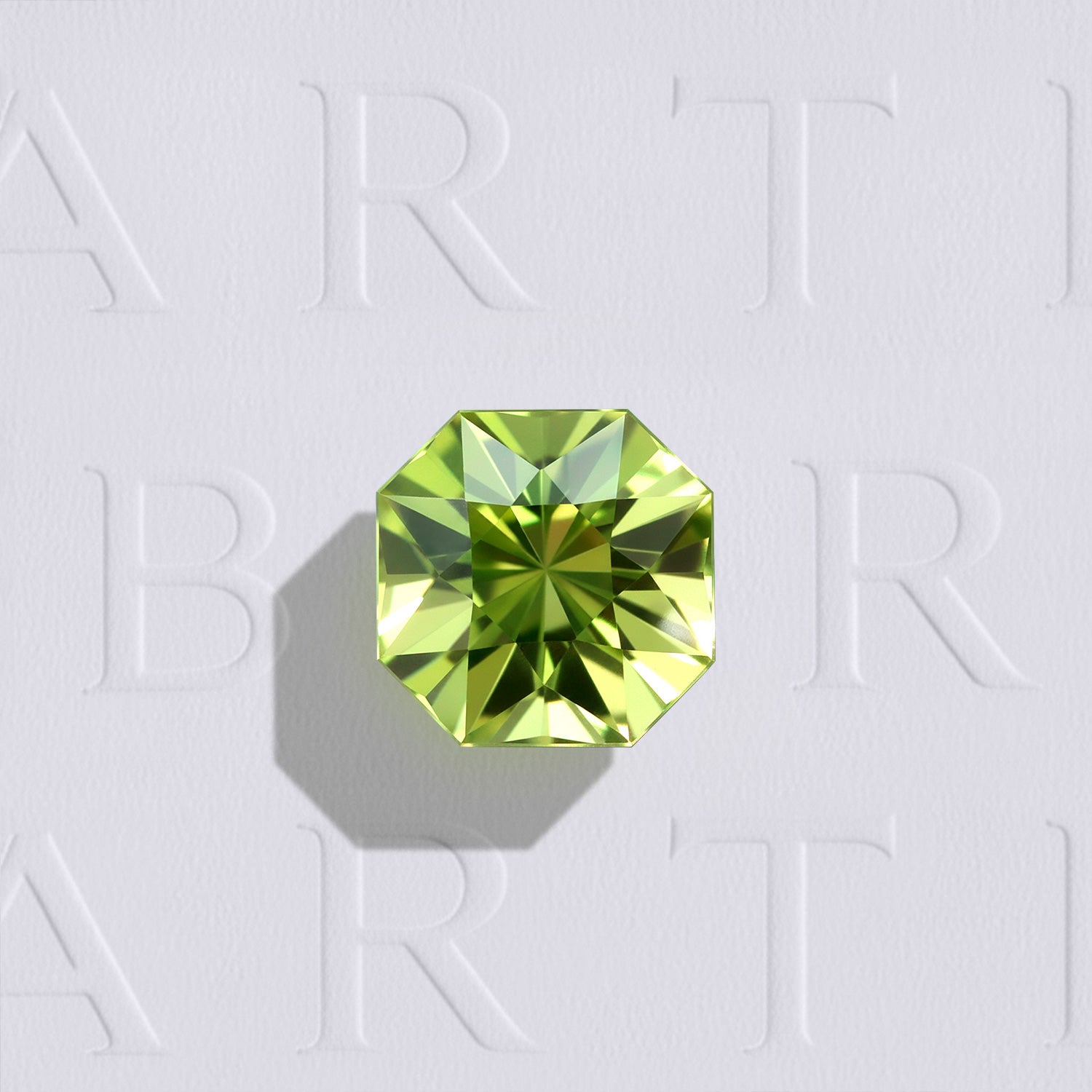 Péridot carré à pans coupés 1.28 carat du Myanmar, couleur vert-jaune prononcé, facetté