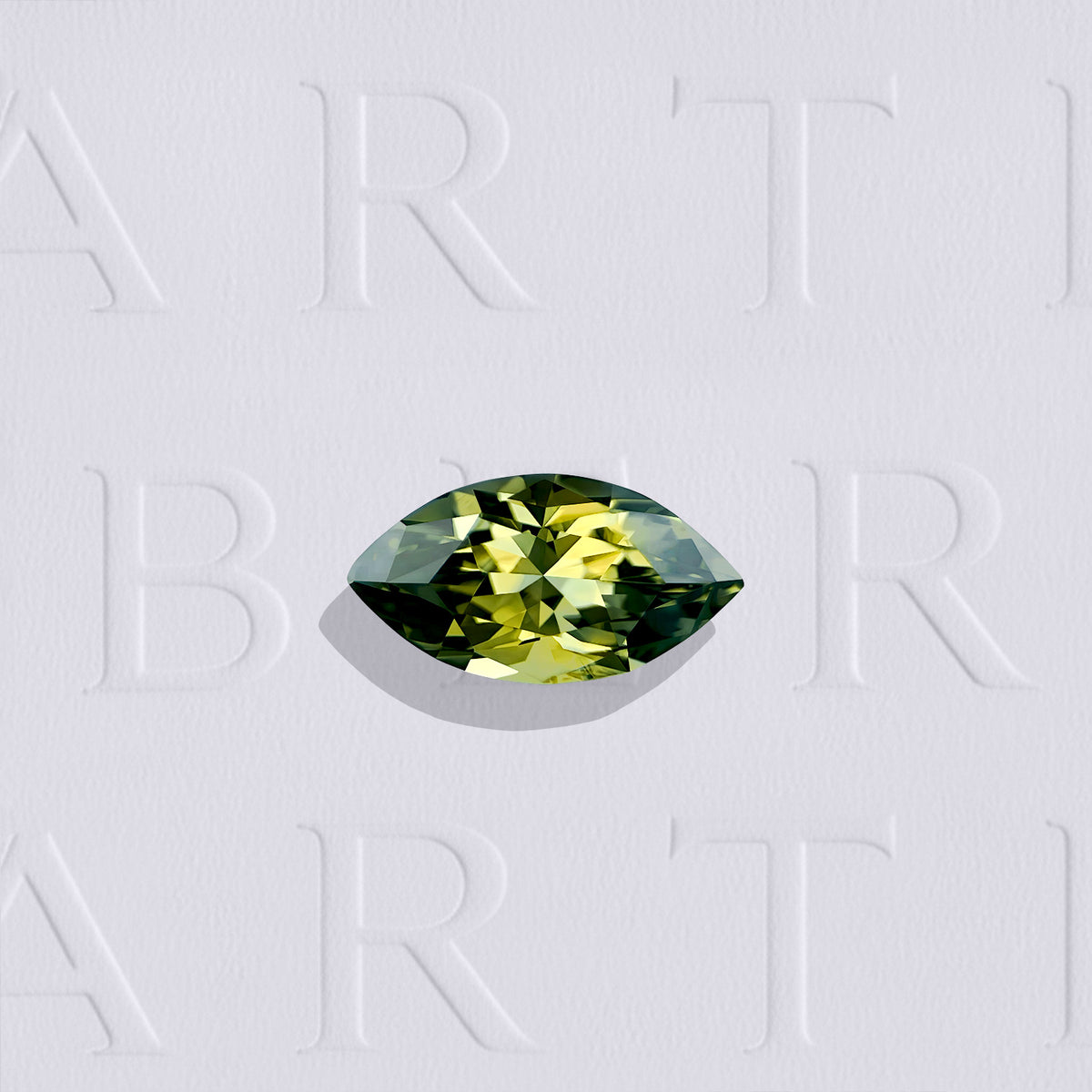 Saphir bicolore naturel navette facetté de 0.57 carat, originaire d’Australie, présentant des couleurs jaune et bleu-vert, sans inclusion visible à l’œil nu et non traité.