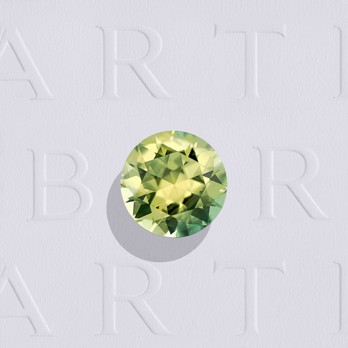 Saphir bicolore naturel rond facetté de 1.50 carat, originaire d’Australie, de couleur jaune et bleu-vert asymétrique, légèrement inclus. Aucun traitement.