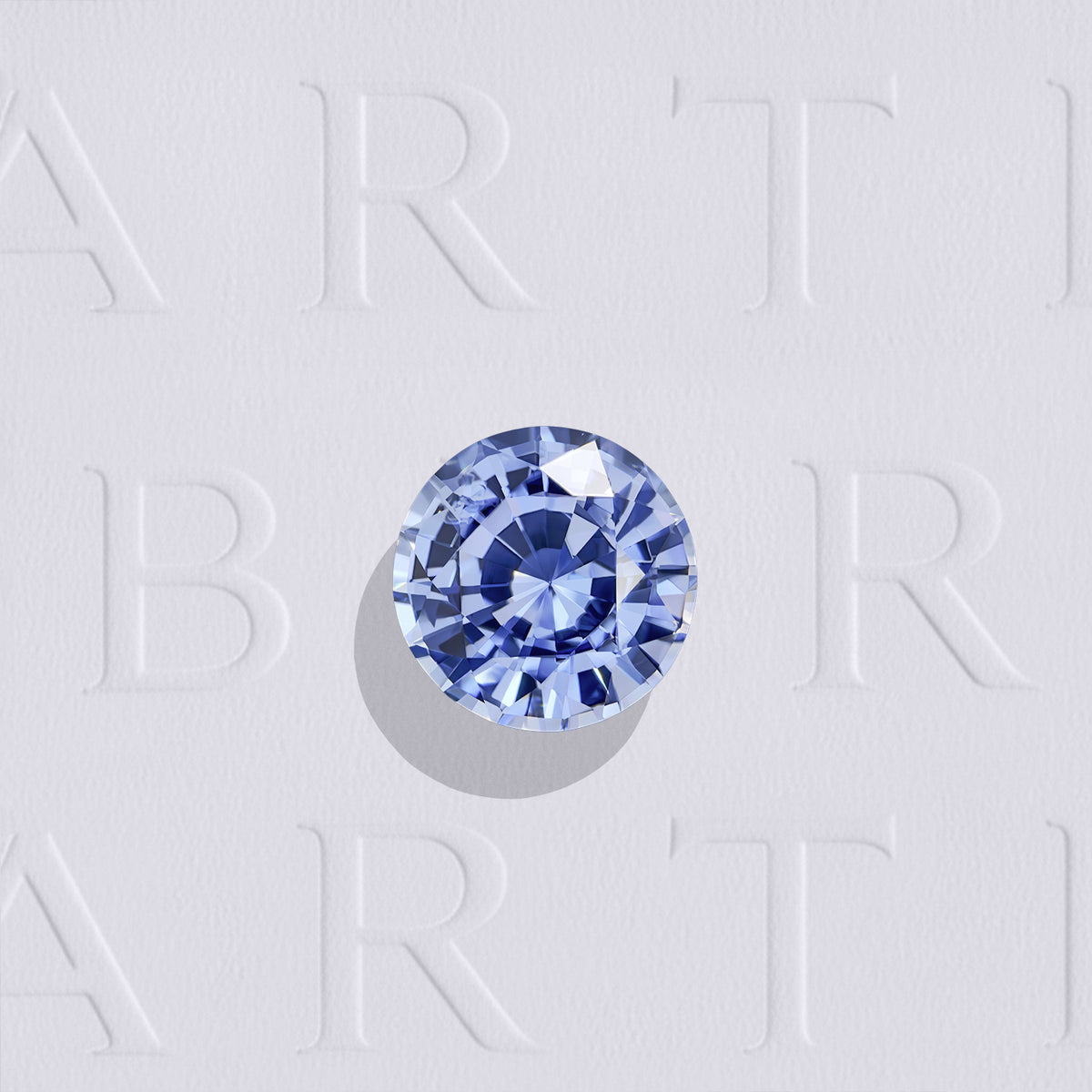 Saphir bleu naturel rond facetté de 0.57 carat, originaire du Sri Lanka, de couleur bleu prononcé, légèrement inclus, beau rendu, chauffe classique.
