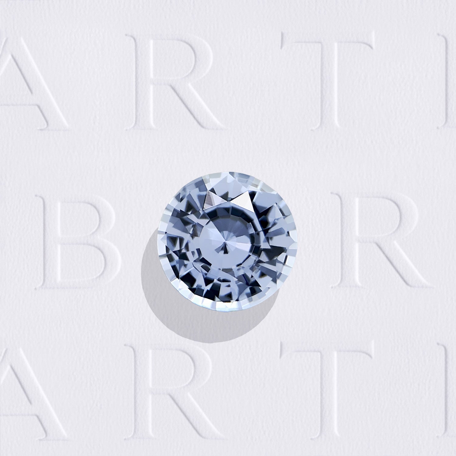 Saphir bleu naturel rond facetté de 0.96 carat, originaire du Sri Lanka, de couleur bleu très léger, très légèrement inclus, chauffe classique.